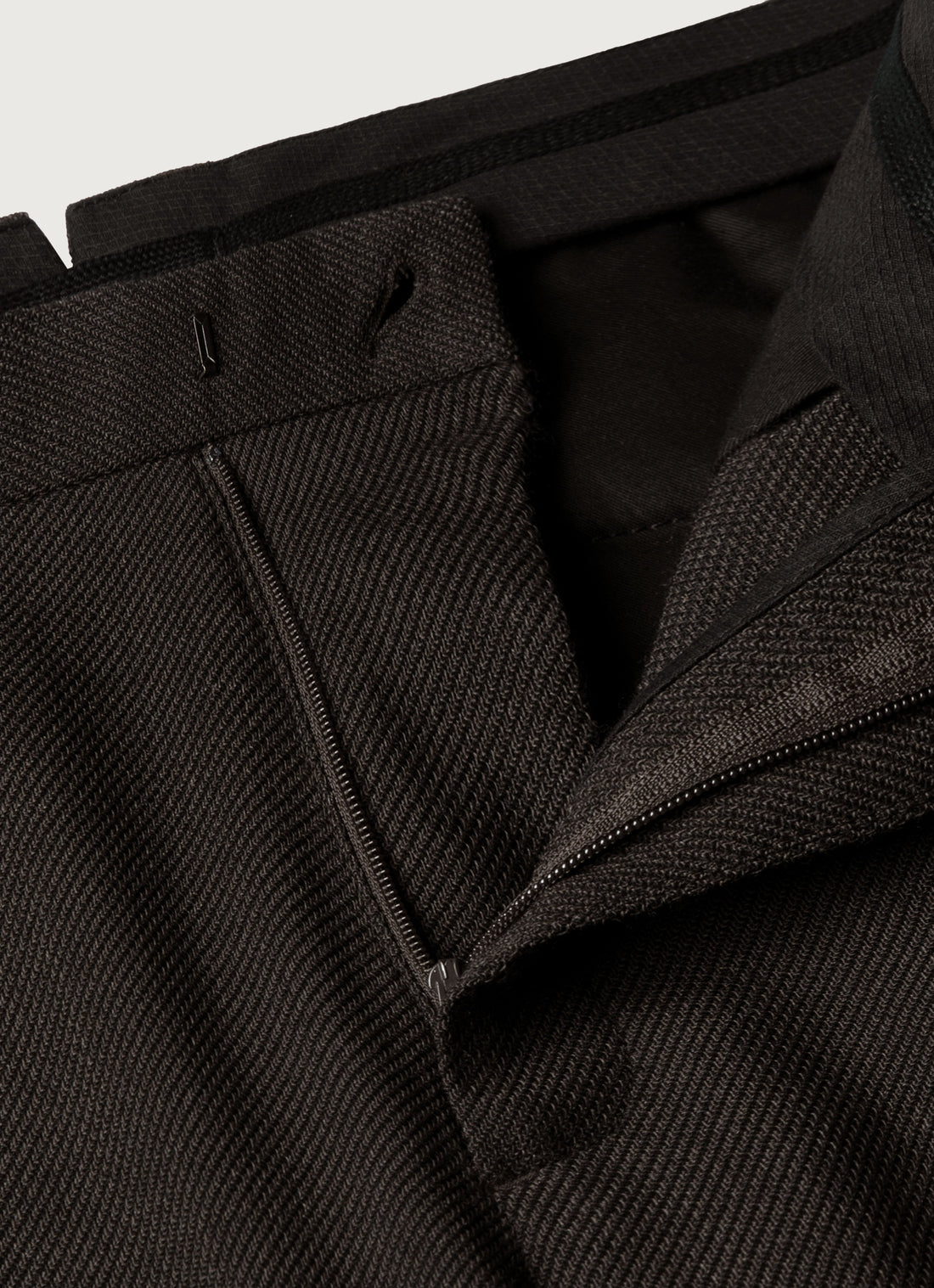 Men's Textured Wool Trouser in Truffle