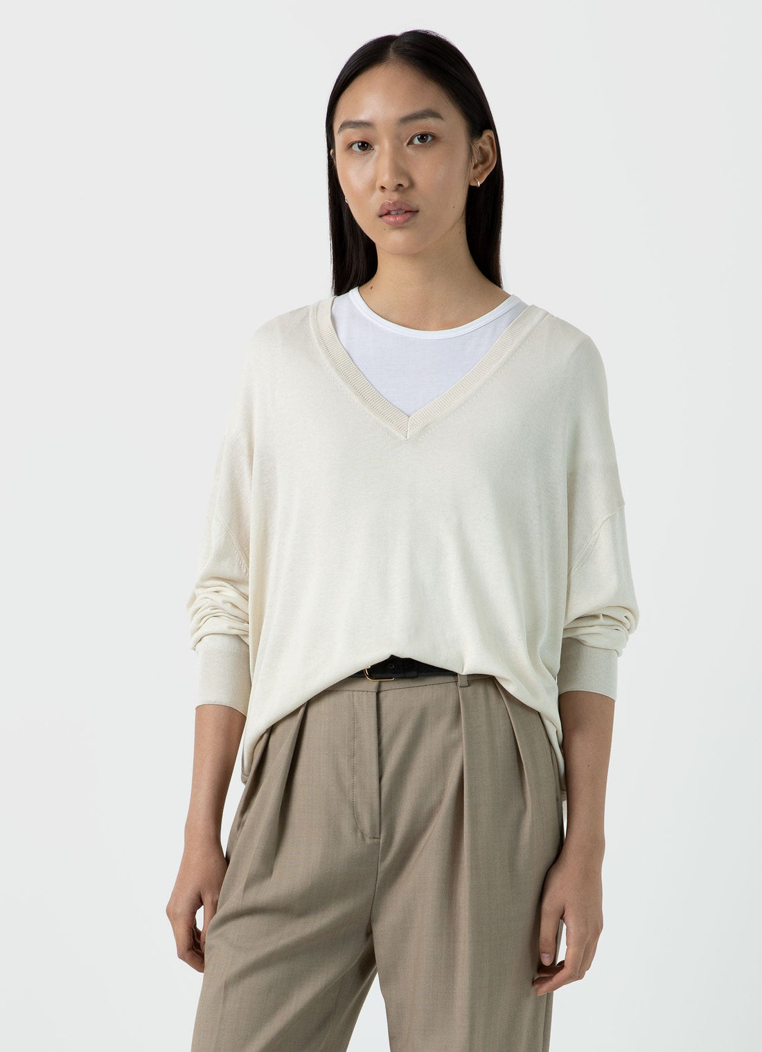 Women's Relaxed Silk V-Neck Jumper in Ecru