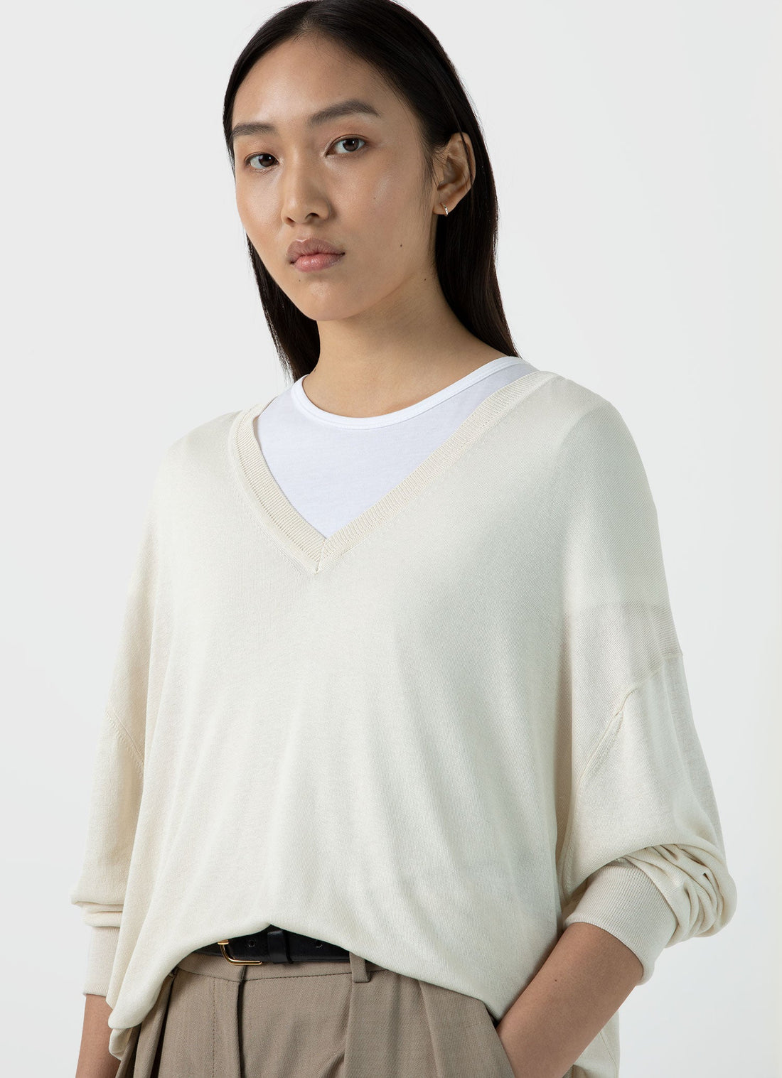 Women's Relaxed Silk V-Neck Jumper in Ecru