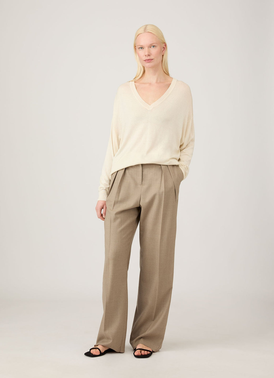 Women's Relaxed Mulberry Silk V-neck Jumper in Ecru